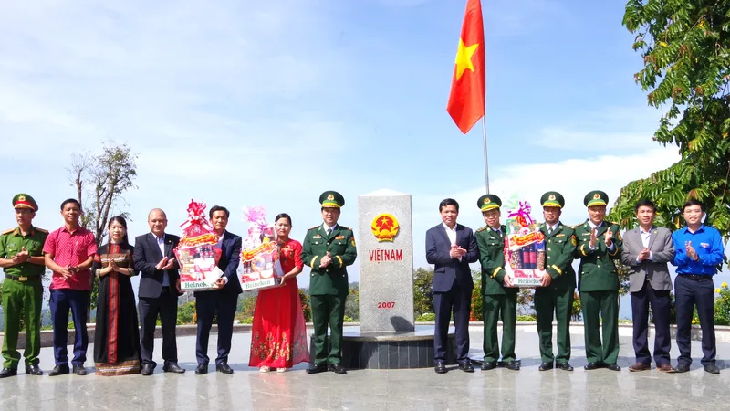 Kon Tum tổ chức lễ chào cờ chủ quyền tại cột mốc ngã ba biên giới