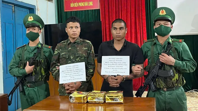 Kon Tum: Bắt 2 đối tượng thuê, vận chuyển 3kg ma túy đá