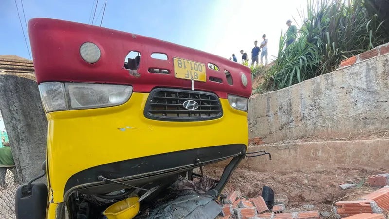 Gia Lai: Lật xe chở học sinh 