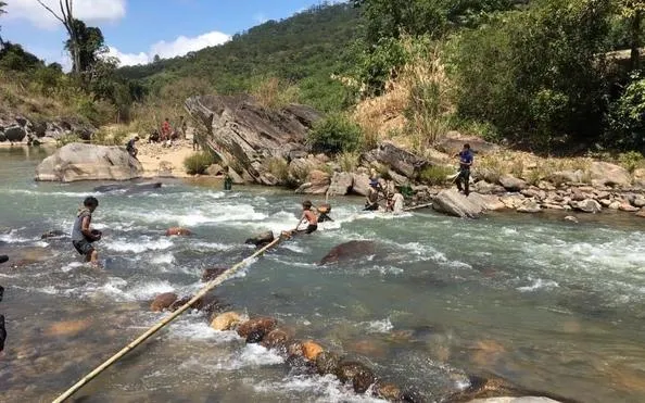 Dùng mìn tự chế bắt cá khiến 2 người bị thương
