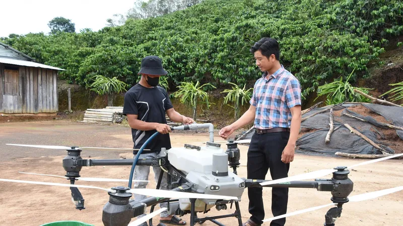 Kon Tum: Nông dân dùng thiết bị bay không người lái chăm sóc cà phê