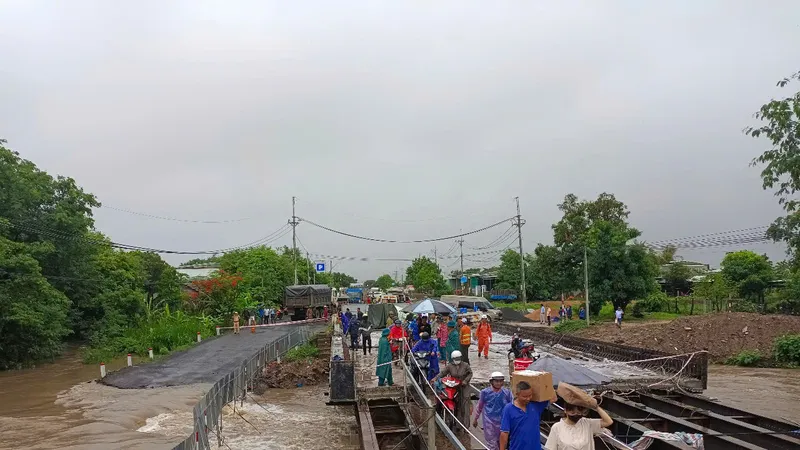 Mưa lớn làm ngập cầu tạm trên Quốc lộ 25, giao thông bị chia cắt