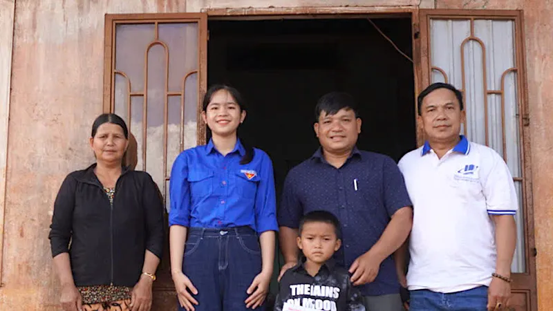 Trao tiền hỗ trợ đợt 2 cho cháu bé mồ côi cha mẹ