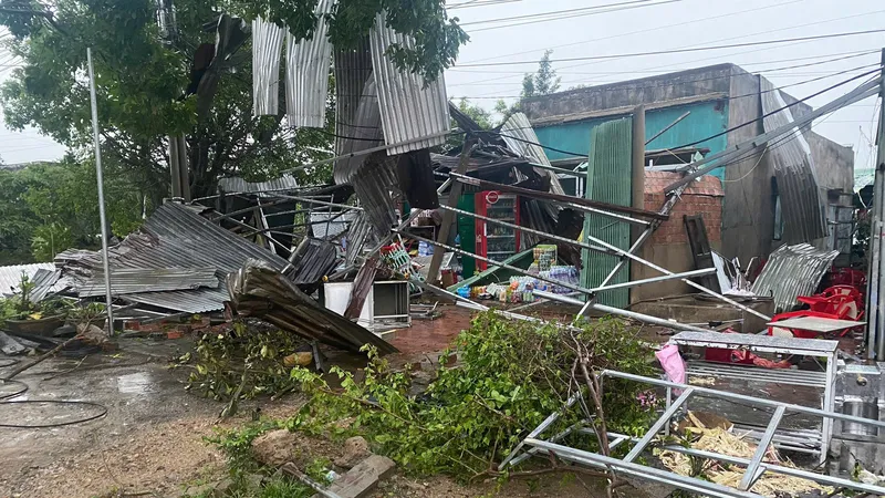 Mưa lớn kèm gió lốc làm hư hại 38 nhà dân