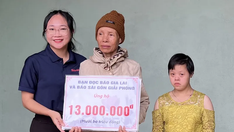 Trao 13 triệu đồng hỗ trợ người mẹ mắc bệnh ung thư nuôi con thiểu năng 