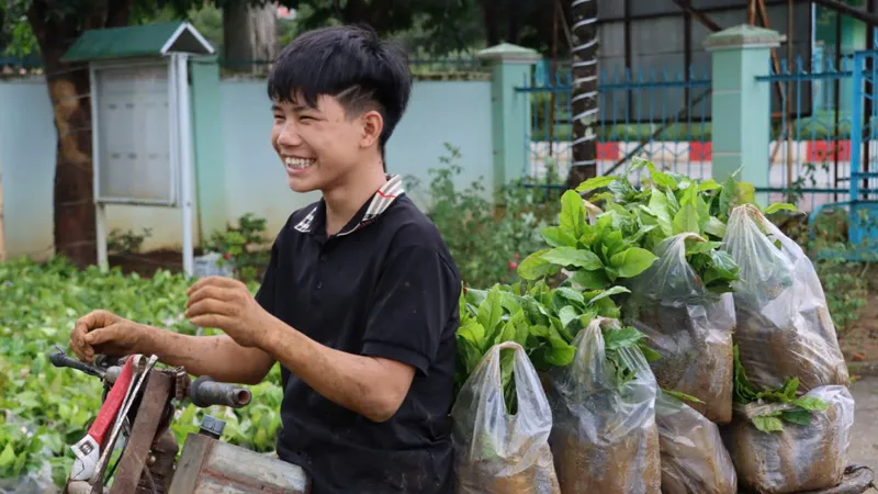 Tiếp nhận gần 800 triệu đồng giá trị cây giống, vật tư hỗ trợ đồng bào Xơ Đăng