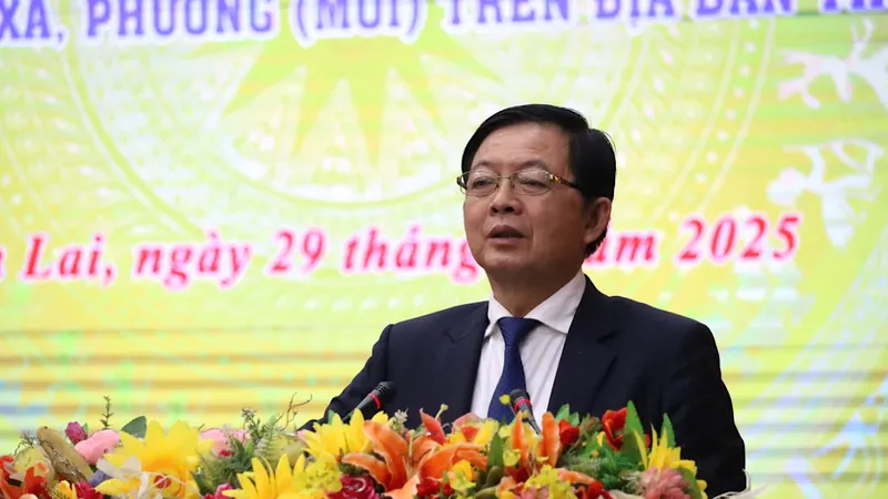 Ông Hồ Quốc Dũng, Bí thư Tỉnh ủy Gia Lai phát biểu giao nhiệm vụ cho 77 xã, phường. Ảnh: HỮU PHÚC