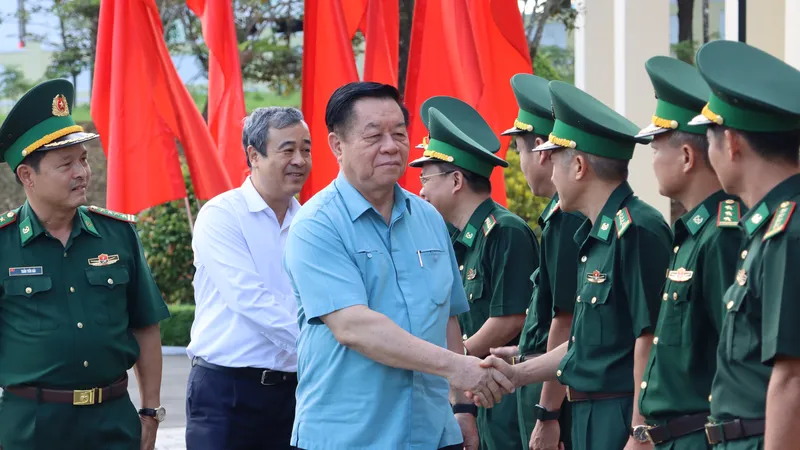 Trưởng Ban Tuyên giáo và Dân vận Trung ương thăm, làm việc tại Ban Chỉ huy BĐBP tỉnh Gia Lai