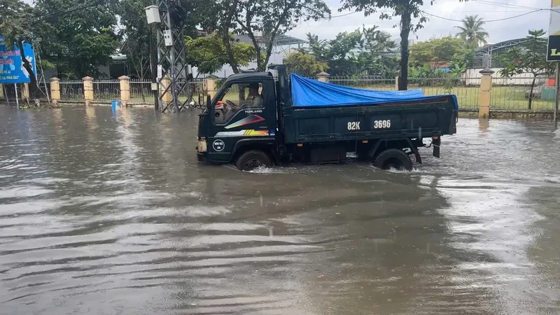Quảng Ngãi: Mưa lớn, nhiều tuyến đường chìm trong biển nước