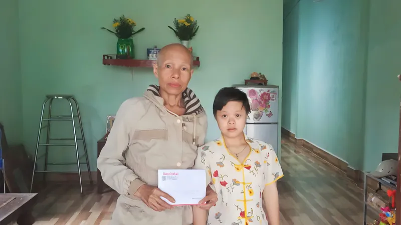 Mẹ ung thư nuôi con thiểu năng được Bạn đọc Báo SGGP hỗ trợ 23,7 triệu đồng