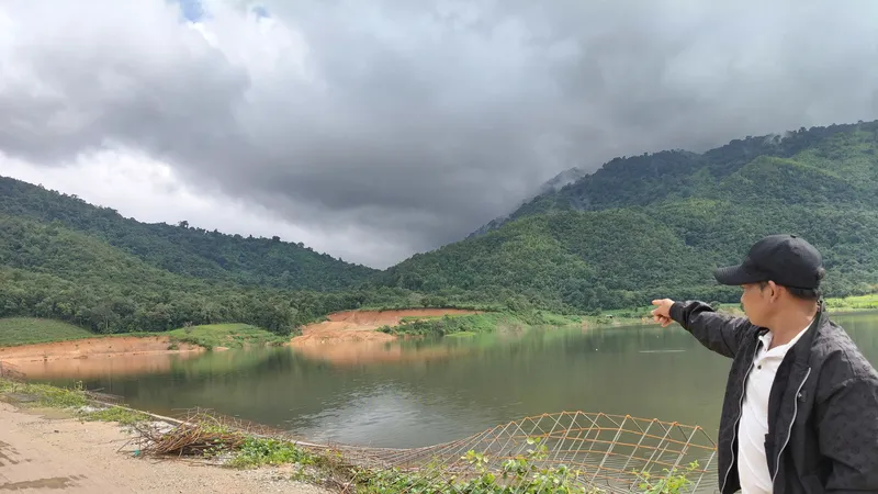 Đường mòn dẫn lên khu sản xuất của người dân thôn Đăk Đe bị ngập khi thi công dự án