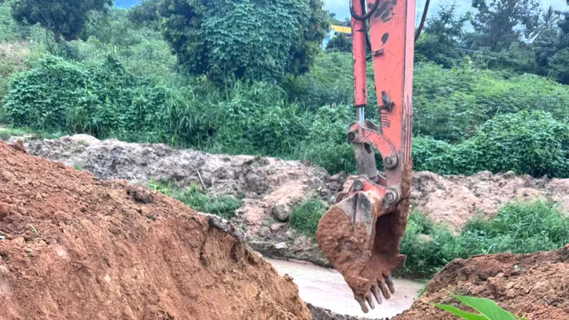 Quảng Ngãi: Tự ý san lấp đất, lấn suối làm ngập úng Quốc lộ 24