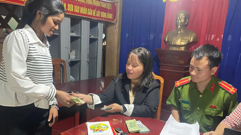 Đồng bào vùng cao phấn khởi nhận quà Tết Độc lập