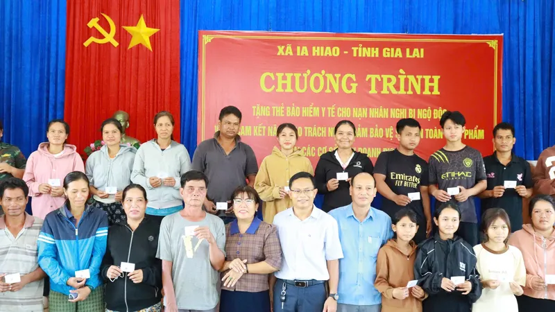 Tặng thẻ bảo hiểm y tế cho bệnh nhân nghi ngộ độc ở Gia Lai