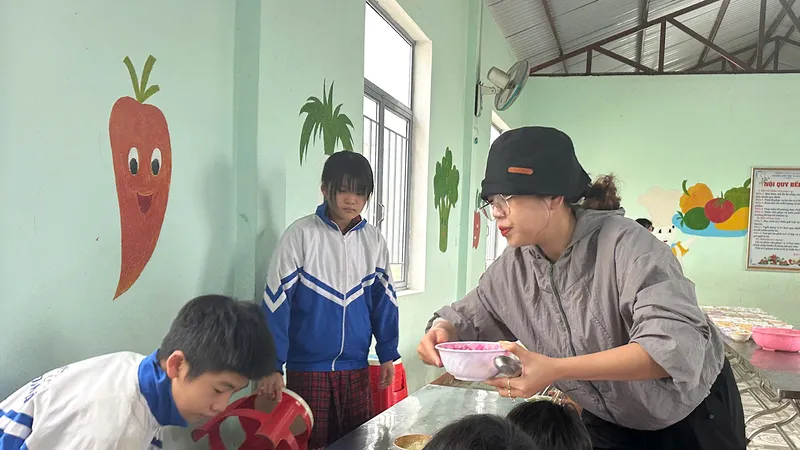Trường vùng cao nấu ăn sáng miễn phí cho học sinh 