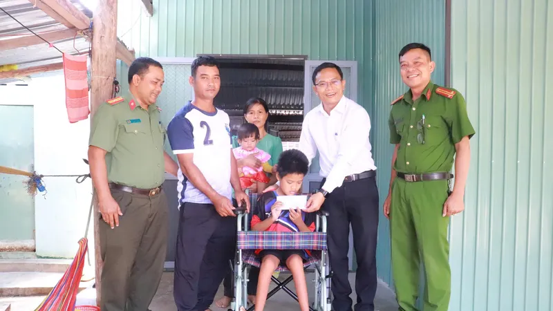 Trao tiền bạn đọc hỗ trợ cho cháu bé bại não ở Gia Lai