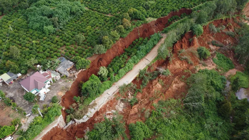 Gia Lai: Đường vào trạm 500kV bị sạt lở, uy hiếp nhà dân