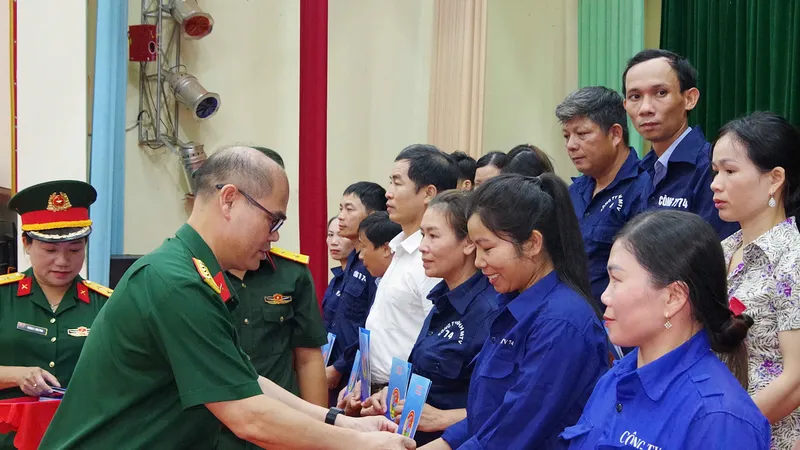 Đoàn Kinh tế - Quốc phòng 74 (Binh đoàn 15) trao hỗ trợ cho 88 gia đình cán bộ, chiến sĩ và người lao động bị ảnh hưởng bởi bão số 10 với số tiền trên 165 triệu đồng