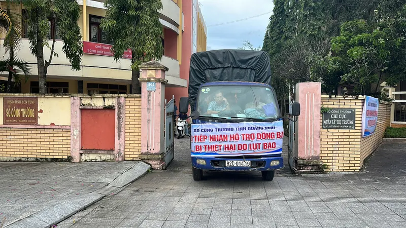 Quảng Ngãi: “Chuyến xe nghĩa tình” tiếp tế thực phẩm cho 400 hộ dân bị cô lập do sạt lở núi