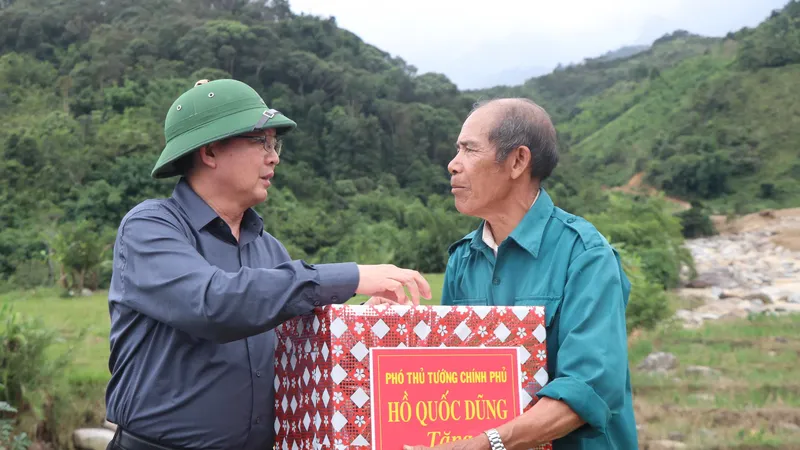Phó Thủ tướng Hồ Quốc Dũng kiểm tra tình hình khắc phục sạt lở đất ở Quảng Ngãi