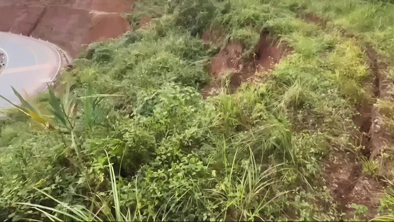Quảng Ngãi: Nứt taluy quốc lộ 24, khoảng 3.000m³ đất nguy cơ sạt lở