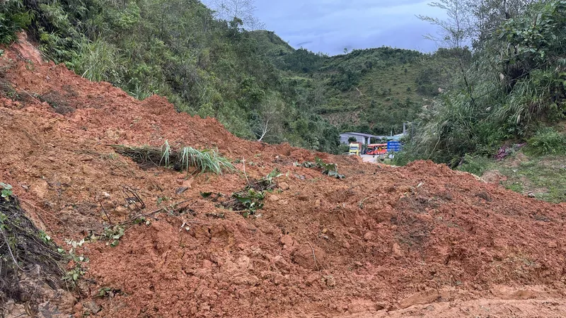 Quảng Ngãi: Sạt lở đèo Lò Xo, giao thông chia cắt