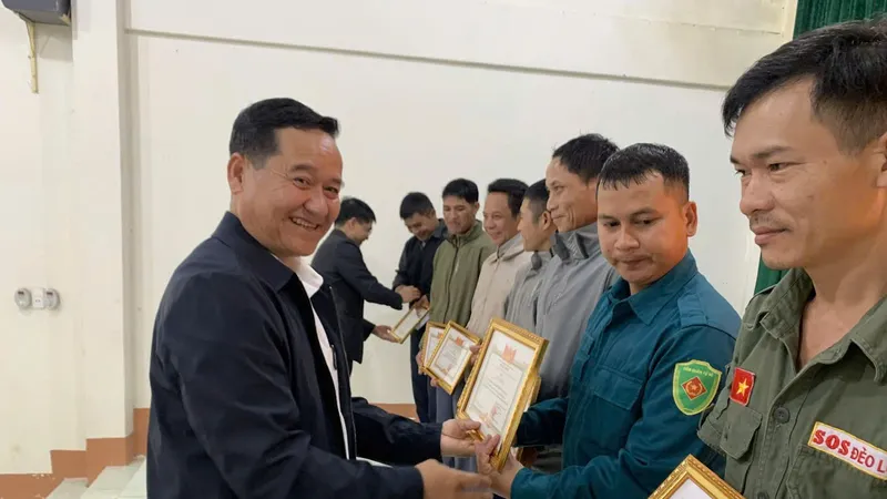 Ông A Sô Lai, Bí thư Đảng ủy xã Đăk Plô tặng Giấy khen cho các cá nhân có thành tích xuất sắc