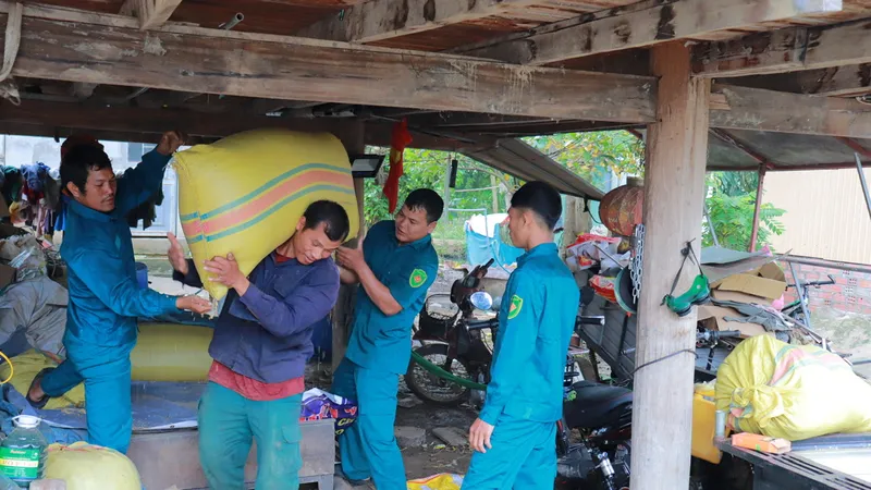 Gia Lai: Cán bộ cõng lúa giúp dân giữ lương thực sau bão 