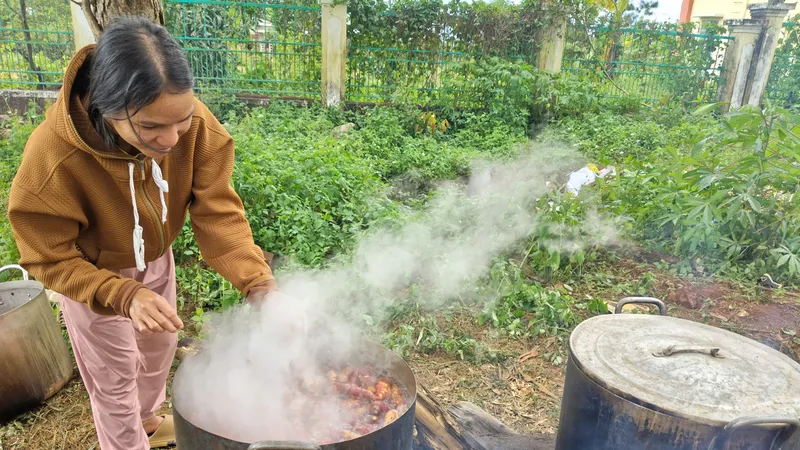 Gia Lai: Luộc trứng, khoai lang, nấu cơm lam tiếp tế dân vùng lũ