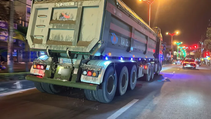 Quảng Ngãi: Nhiều mối nguy từ xe chở vật liệu 