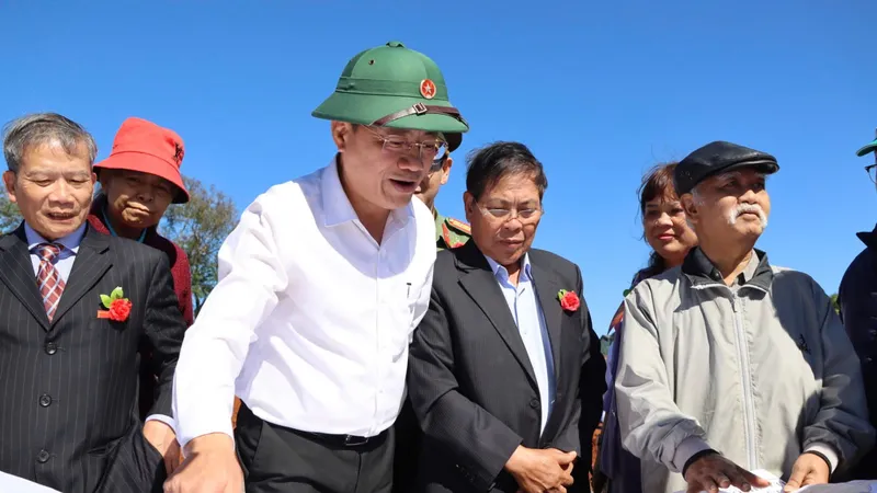 Ông Phạm Anh Tuấn (áo trắng), Chủ tịch UBND tỉnh Gia Lai xem bản đồ và thông tin về dự án. Ảnh: HỮU PHÚC