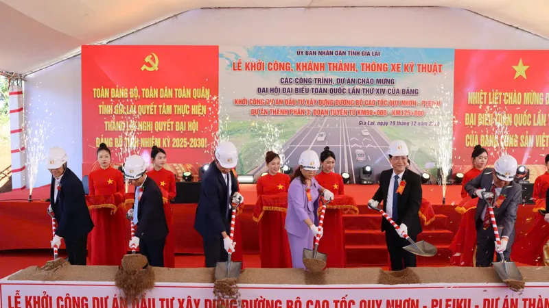 Các đại biểu thực hiện nghi thức khởi công
