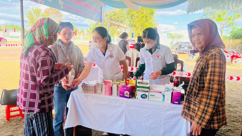 Gia Lai: Tặng quà, cấp phát thuốc miễn phí cho người dân biên giới