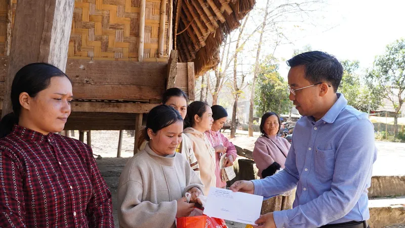 Quảng Ngãi: Trao quà tết cho người dân 6 xã chịu ảnh hưởng bởi mưa lũ