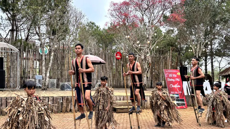 Quảng Ngãi: Tưng bừng Lễ hội đường phố Măng Đen