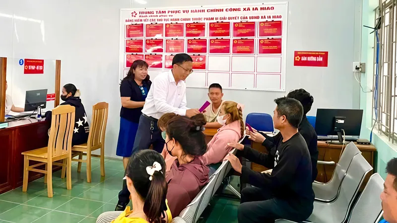 Ông Phạm Văn Phương, Bí thư Đảng ủy xã Ia Hiao trao lì xì công dân đến giao dịch hành chính công