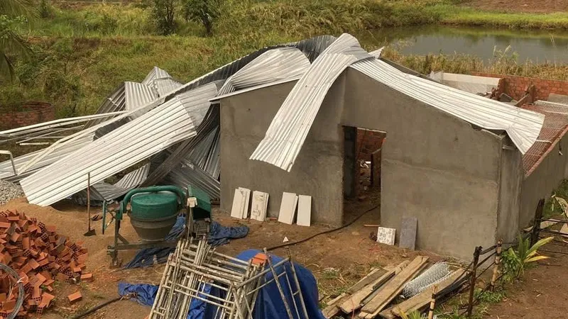 Gia Lai: Mưa kèm lốc xoáy làm tốc nhiều mái nhà