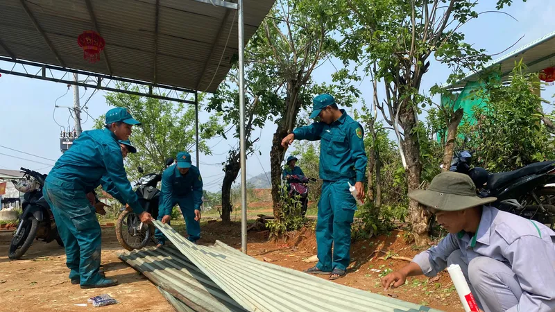 Mưa kèm lốc xoáy làm tốc mái 25 căn nhà tại Quảng Ngãi