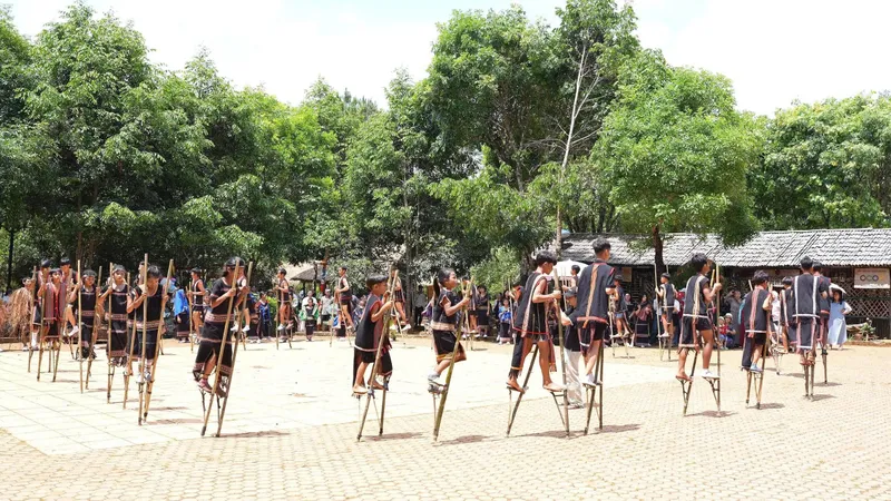 Quảng Ngãi: Du khách hòa mình vào lễ hội đường phố Măng Đen 