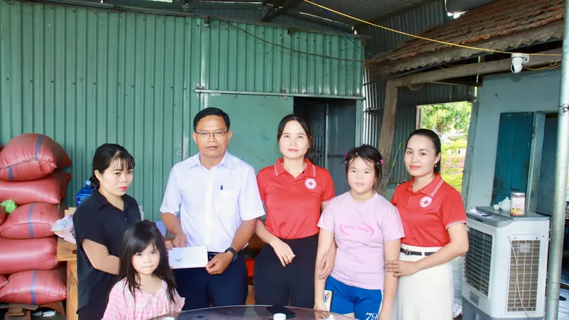 Gia Lai: Trao tiền hỗ trợ của bạn đọc Báo SGGP giúp đỡ gia đình anh Vi Hồng Quang