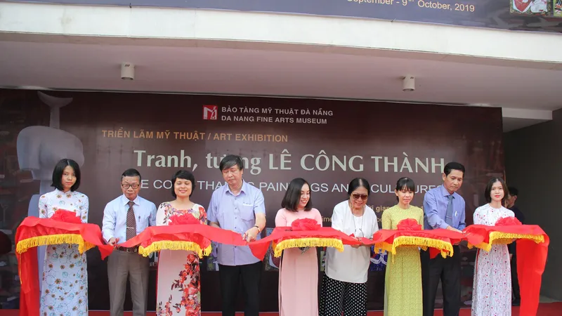 Ban tổ chức cắt băng khánh thành triển lãm