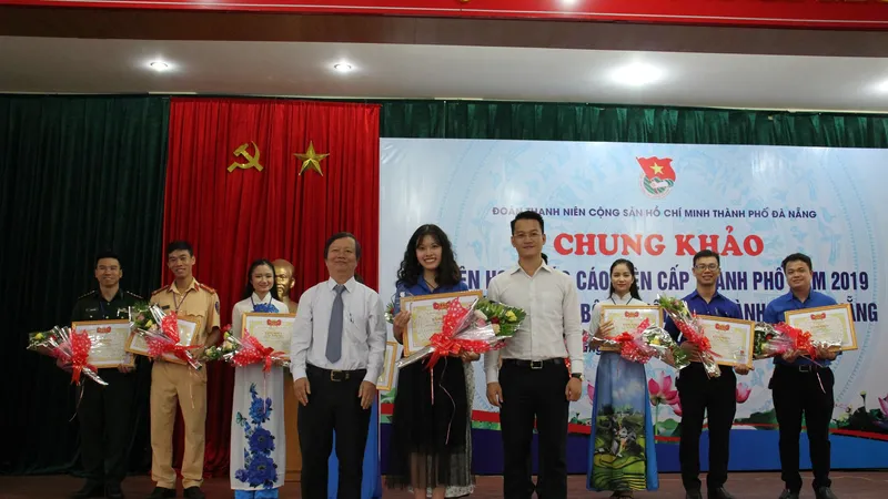 BTC trao giải nhất cho thí sinh Vũ Thị Thúy Hòa, Đoàn viên Chi đoàn giáo viên trường Phan Châu Trinh