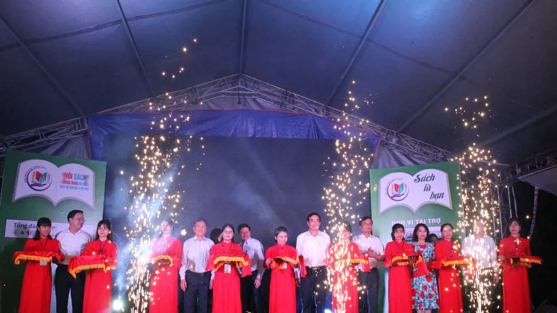 Hội sách cắt băng khánh thành
