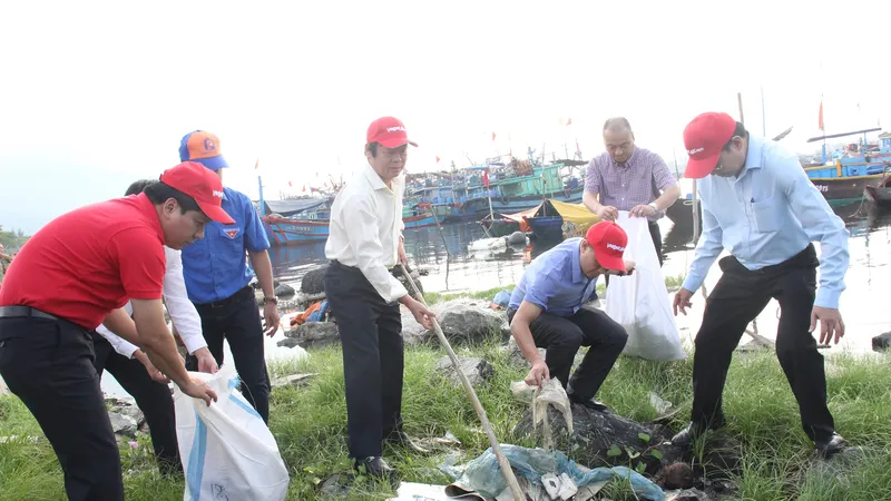 Thứ trưởng Bộ TN-MT cùng người dân tham gia chiến dịch ra quân Làm sạch biển