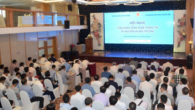 Các đại biểu trao đổi kinh nghiệm đẩy mạnh ứng dụng CNTT ngành TNMT