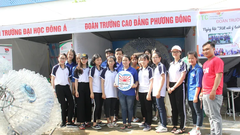 Sinh viên Trường Cao Đẳng Phương Đông Đà Nẵng tạo nên sản phẩm trang trí tái chế từ nhựa