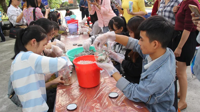 Sinh viên Đà Nẵng giao lưu với nghệ nhân làng nước Mắm Nam Ô