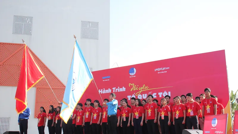 Lễ chào cờ "Tôi yêu tổ quốc tôi" tại Cung Thiếu Nhi (2A Phan Đăng Lưu, Hoà Cường Bắc, Hải Châu, Đà Nẵng)