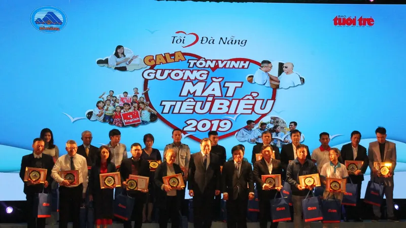 Chủ tịch UBND Huỳnh Đức Thơ khen thưởng 22 cá nhân, tập thể trong chuyên mục “Tôi yêu Đà ​Nẵng” lần thứ 3 năm 2019