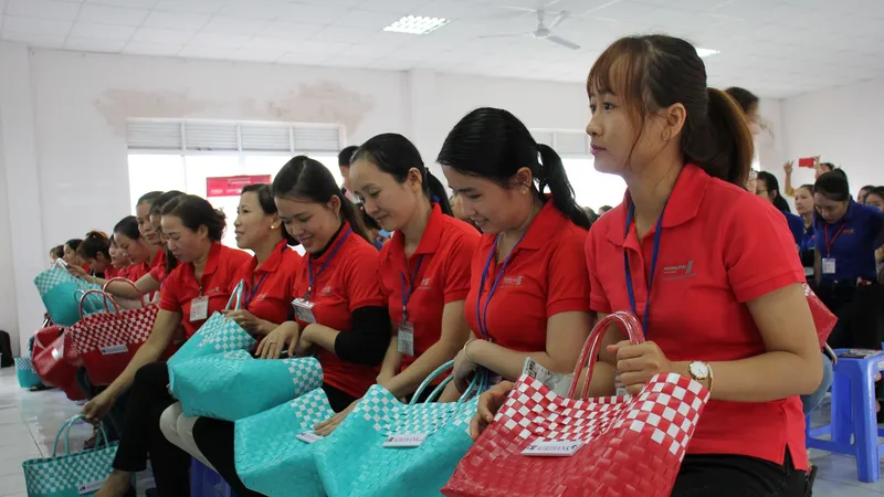 Tặng 1000 giỏ xách đi chợ cho nữ công nhân 